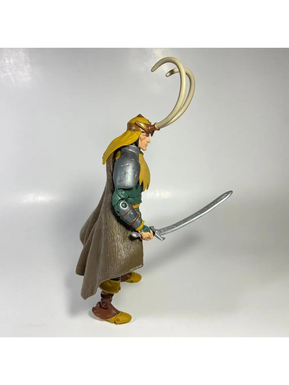 8.5” 2006 Toy Biz Marvel Legends (Long Horn) Loki Figure - COMPLETE / READ DESC.